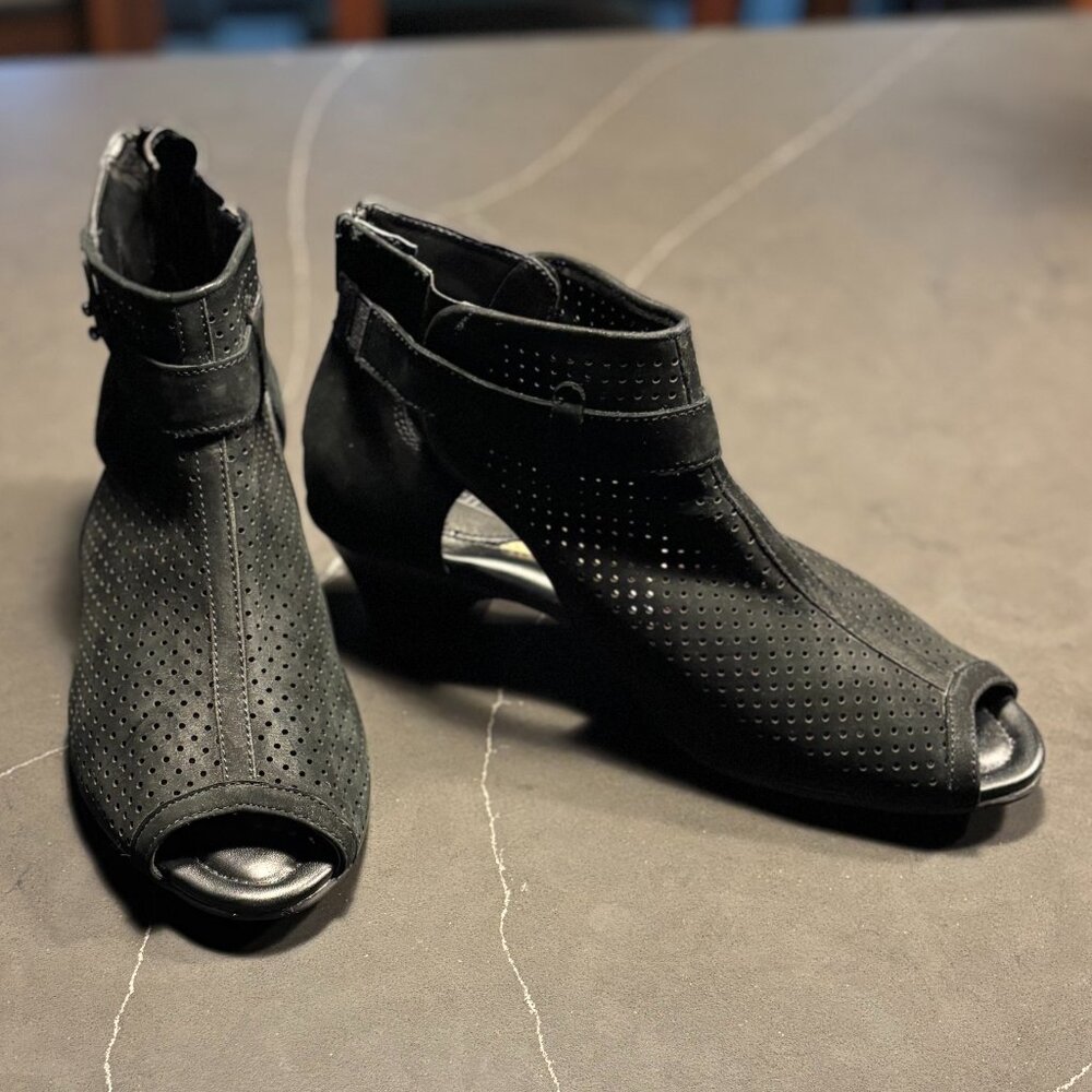 Earth Suede Bootie Sandal Size 11